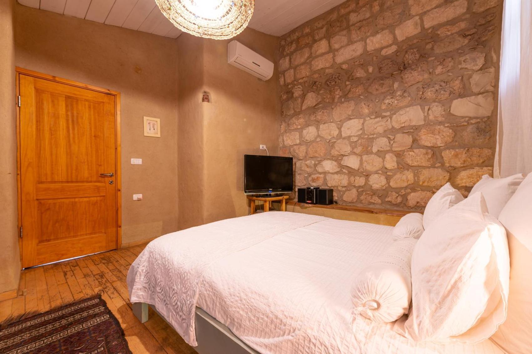Hemdatya Stone Suites In The Galilee Ilaniya Room photo